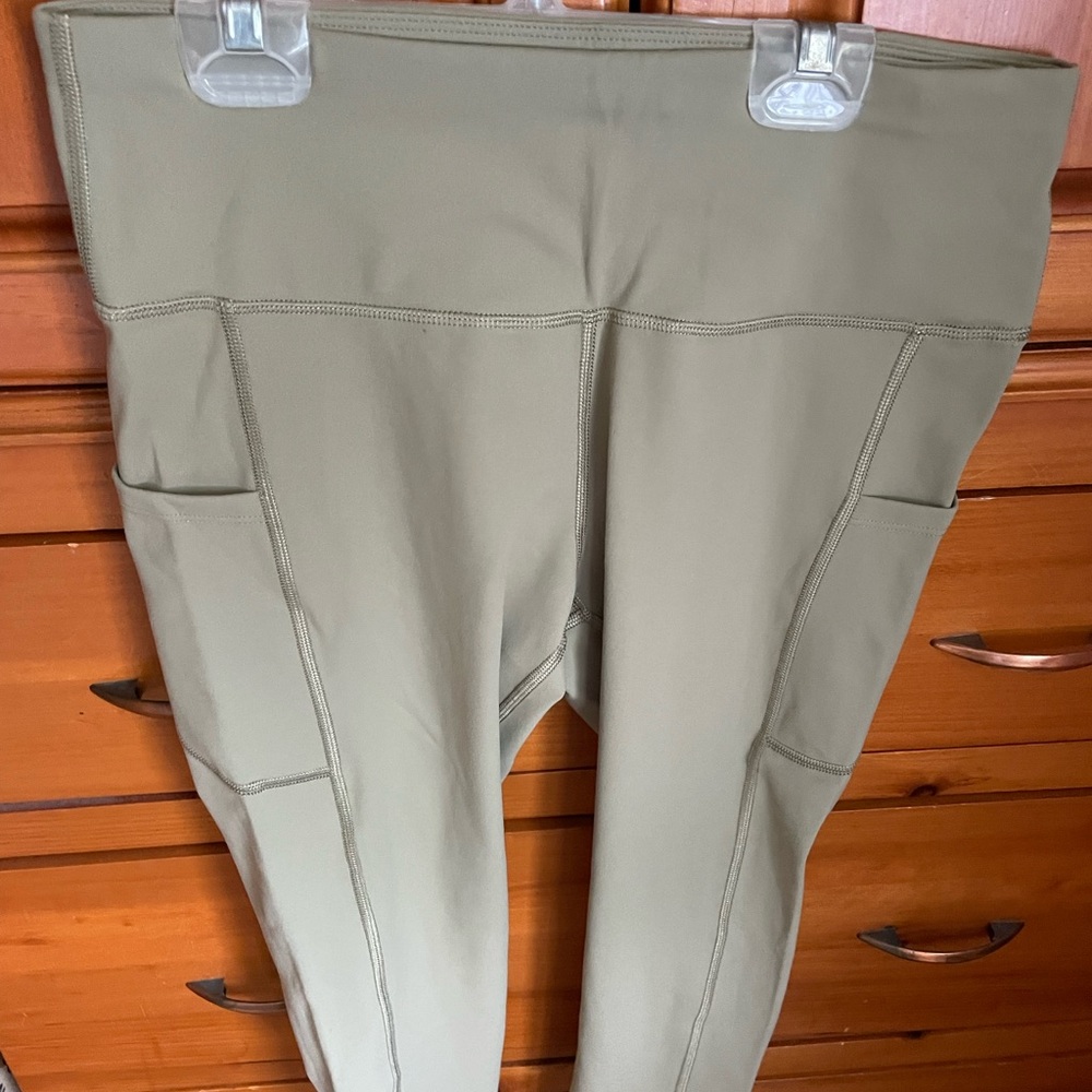 Workout capri leggings with pockets - Spandex